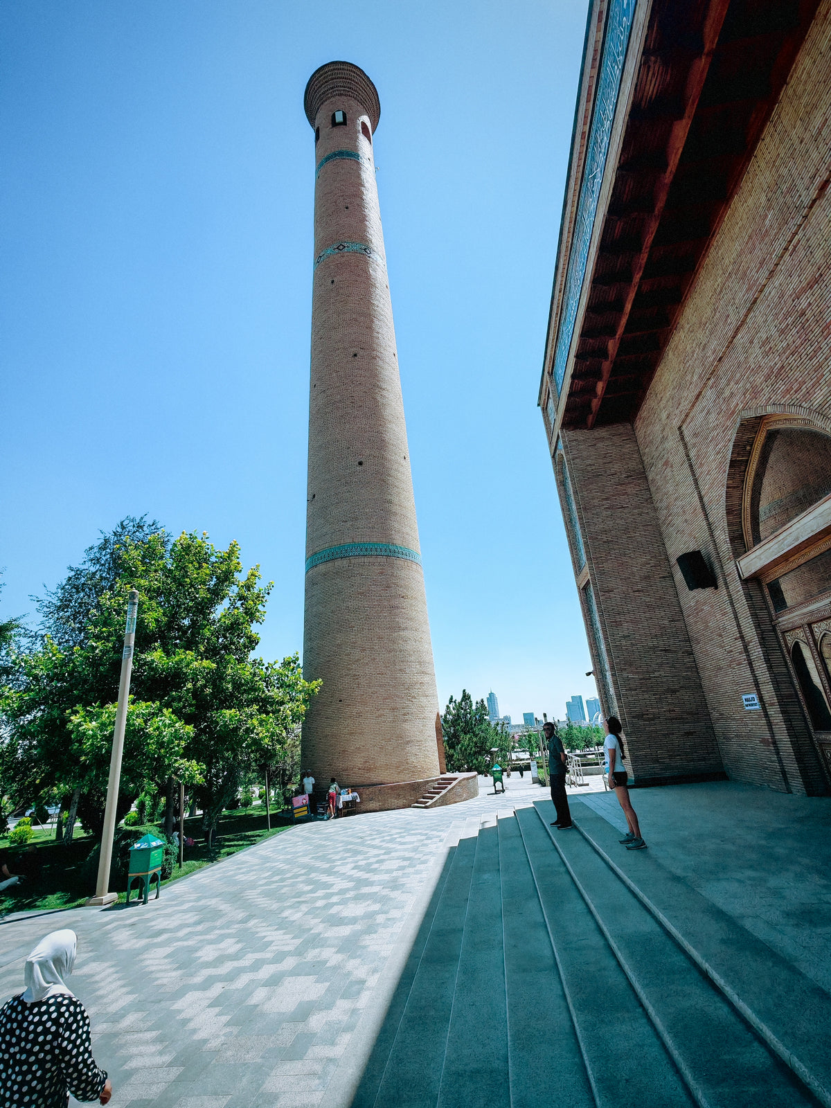 Minaret és árnyékos sétány Taskentben.