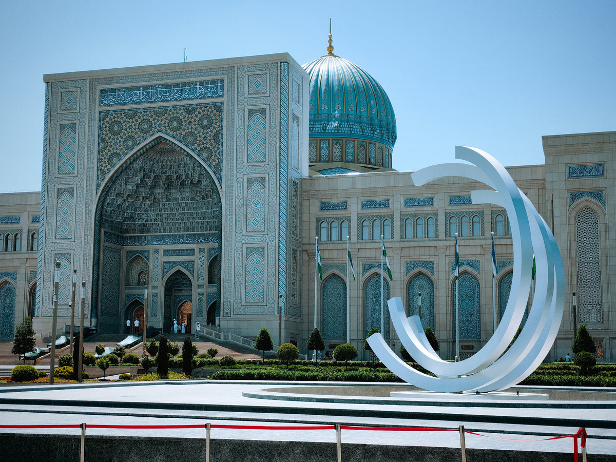 Monumentális iszlám épületegyüttes türkiz kupolával Taskentben.