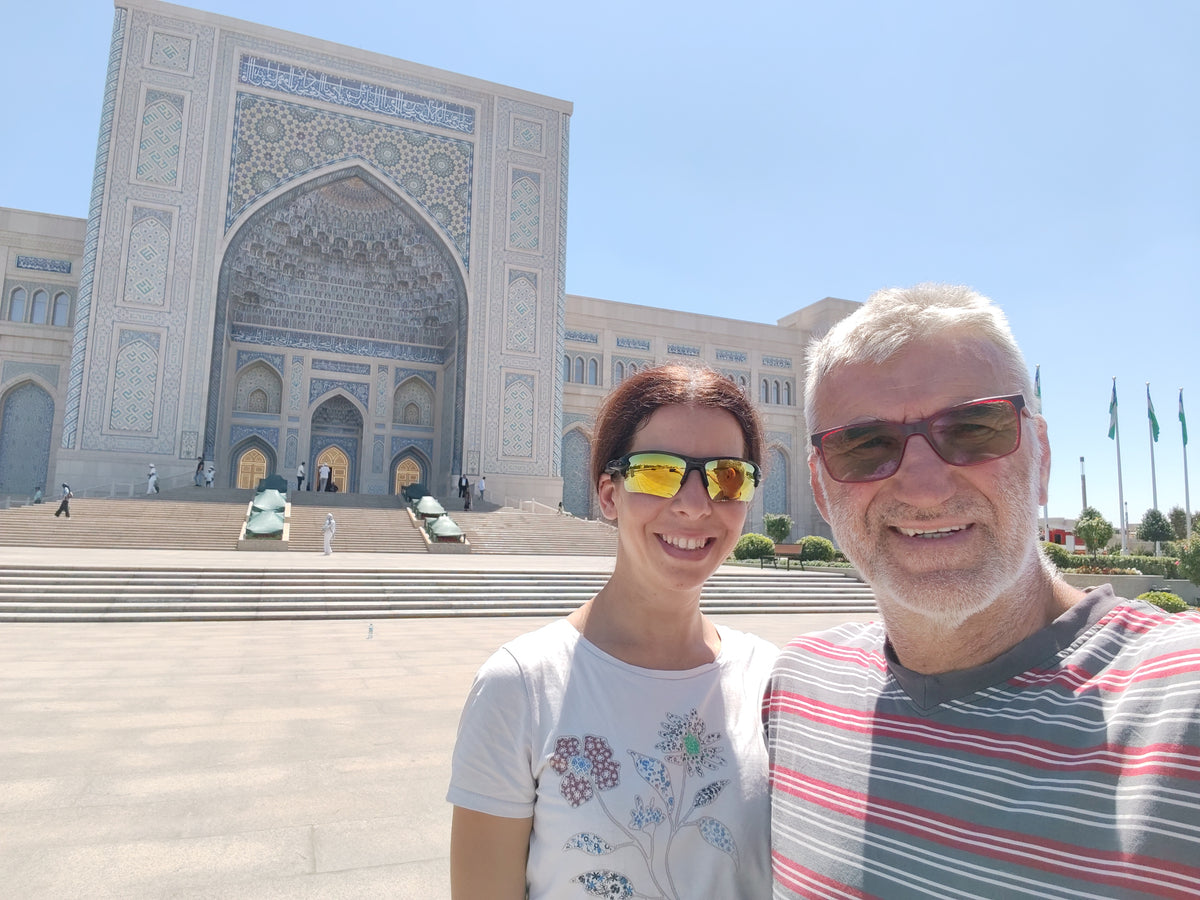 Szandi és Laci egy monumentális iszlám épület előtt Taskentben.