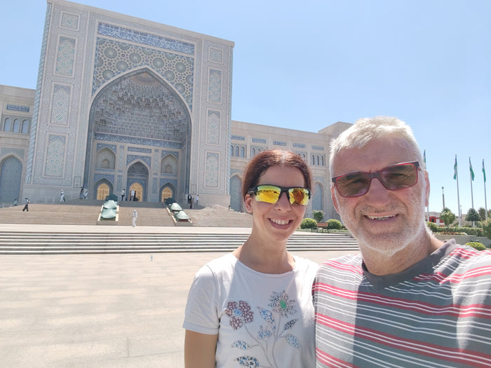 Szandi és Laci egy monumentális iszlám épület előtt Taskentben.