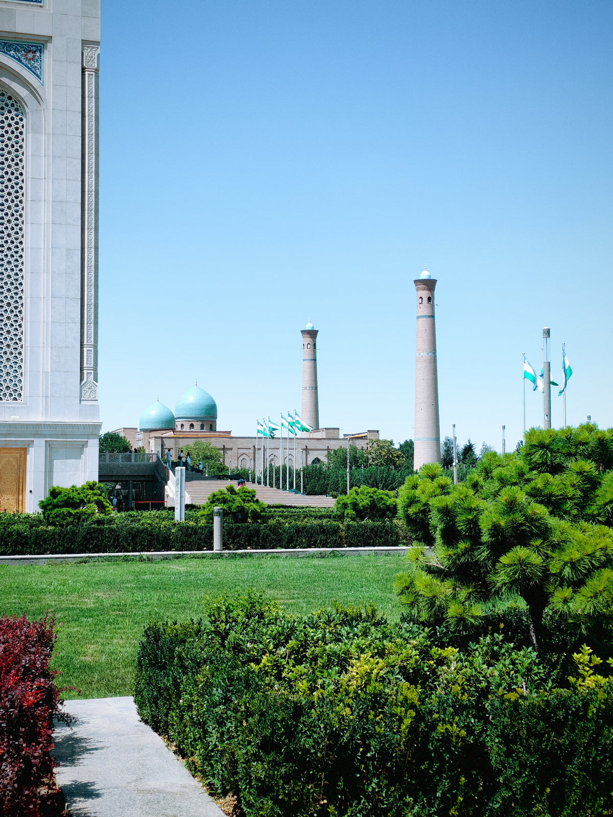 Türkiz kupolák és minaretek Taskent városképében.