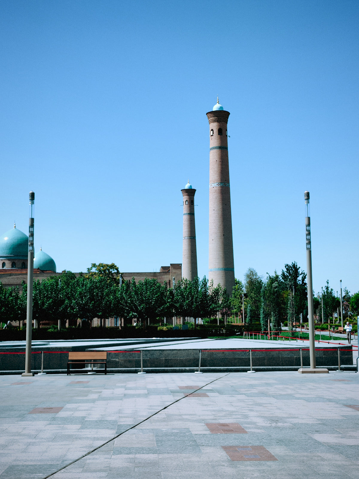 Karcsú minaret egy tágas taskenti téren.