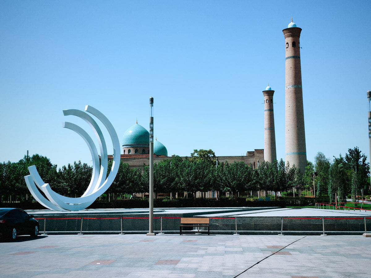 Minaret és félhold formájú köztéri installáció Taskentben.