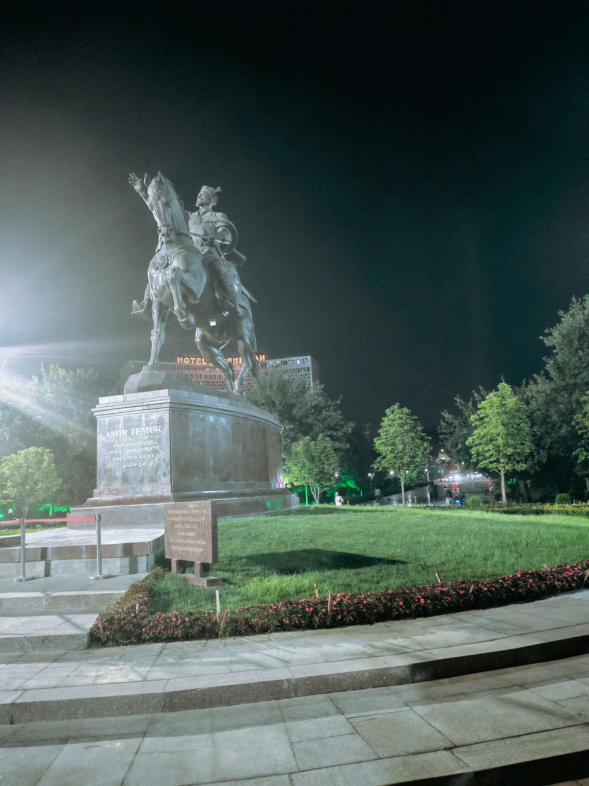 Amir Timur kivilágított lovasszobra közelebbről Taskentben.