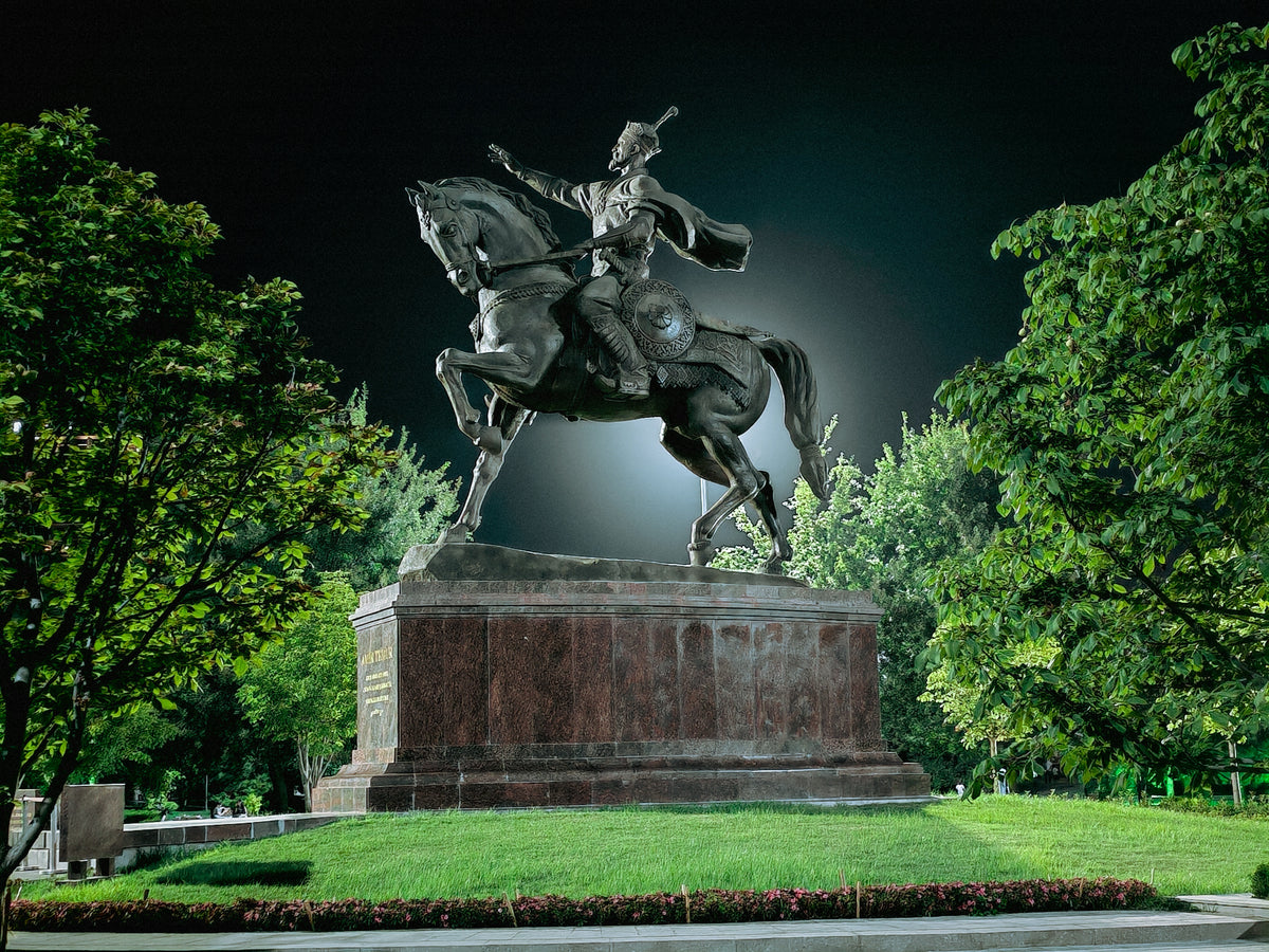 Amir Timur lovasszobra a taskenti esti parkban.