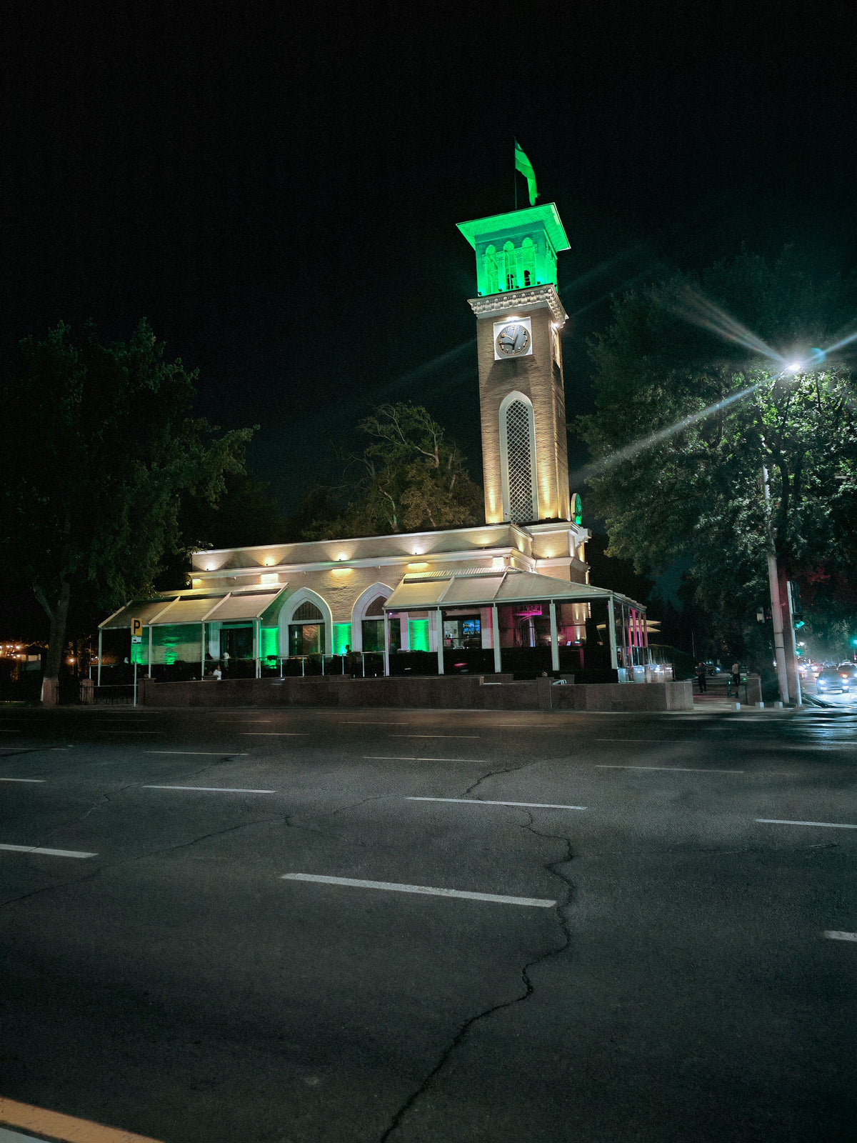 Zöld fénnyel kivilágított mecset és minaret Taskentben éjszaka.