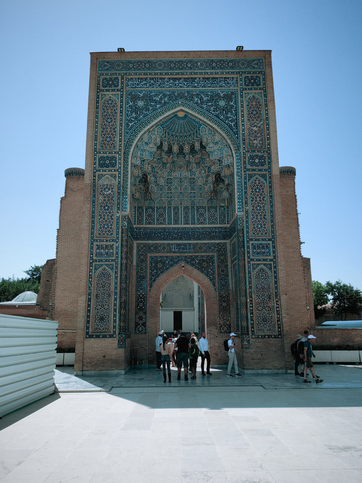 Gazdagon csempézett monumentális kapuzat Szamarkandban.