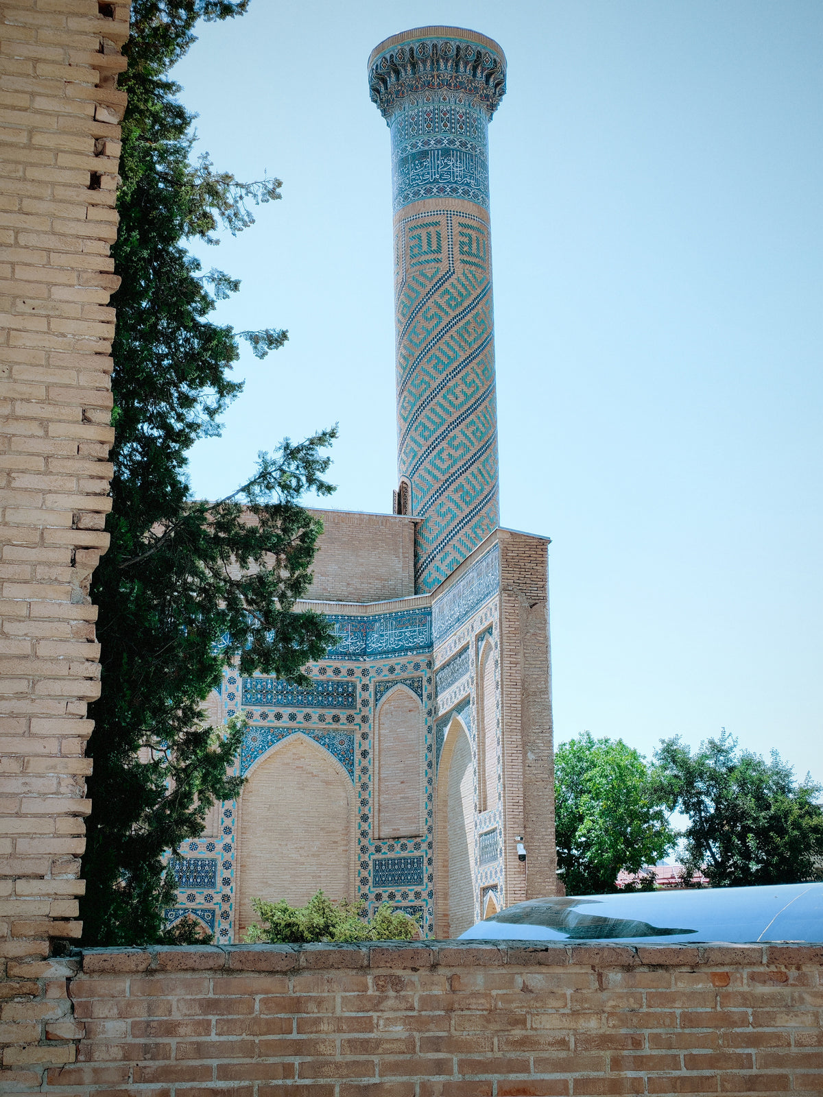 Díszes minaret részlete Szamarkand történelmi városrészében.