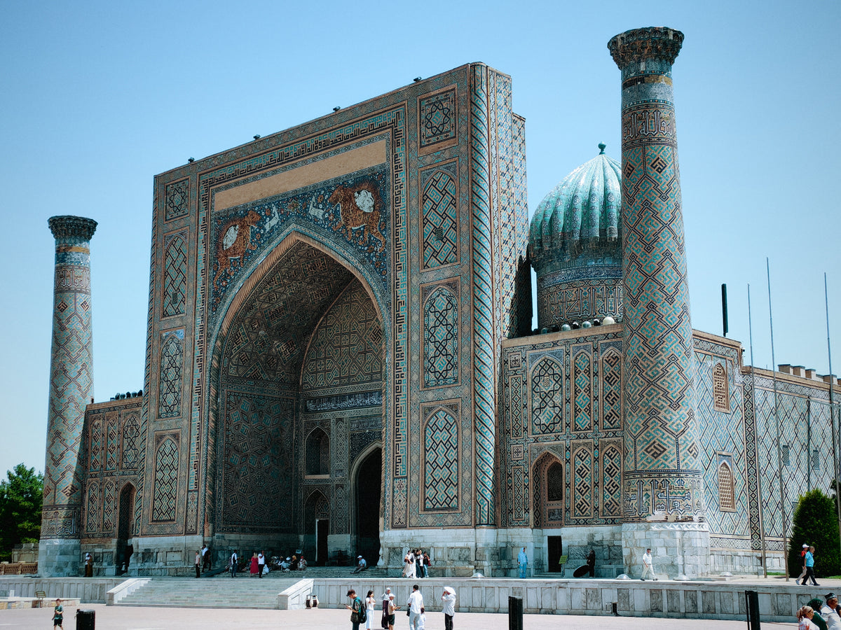 A Registan egyik gazdagon díszített medreszéjének homlokzata Szamarkandban.