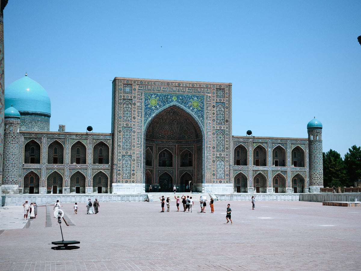 Díszes medreszehomlokzat a Registan téren Szamarkandban.