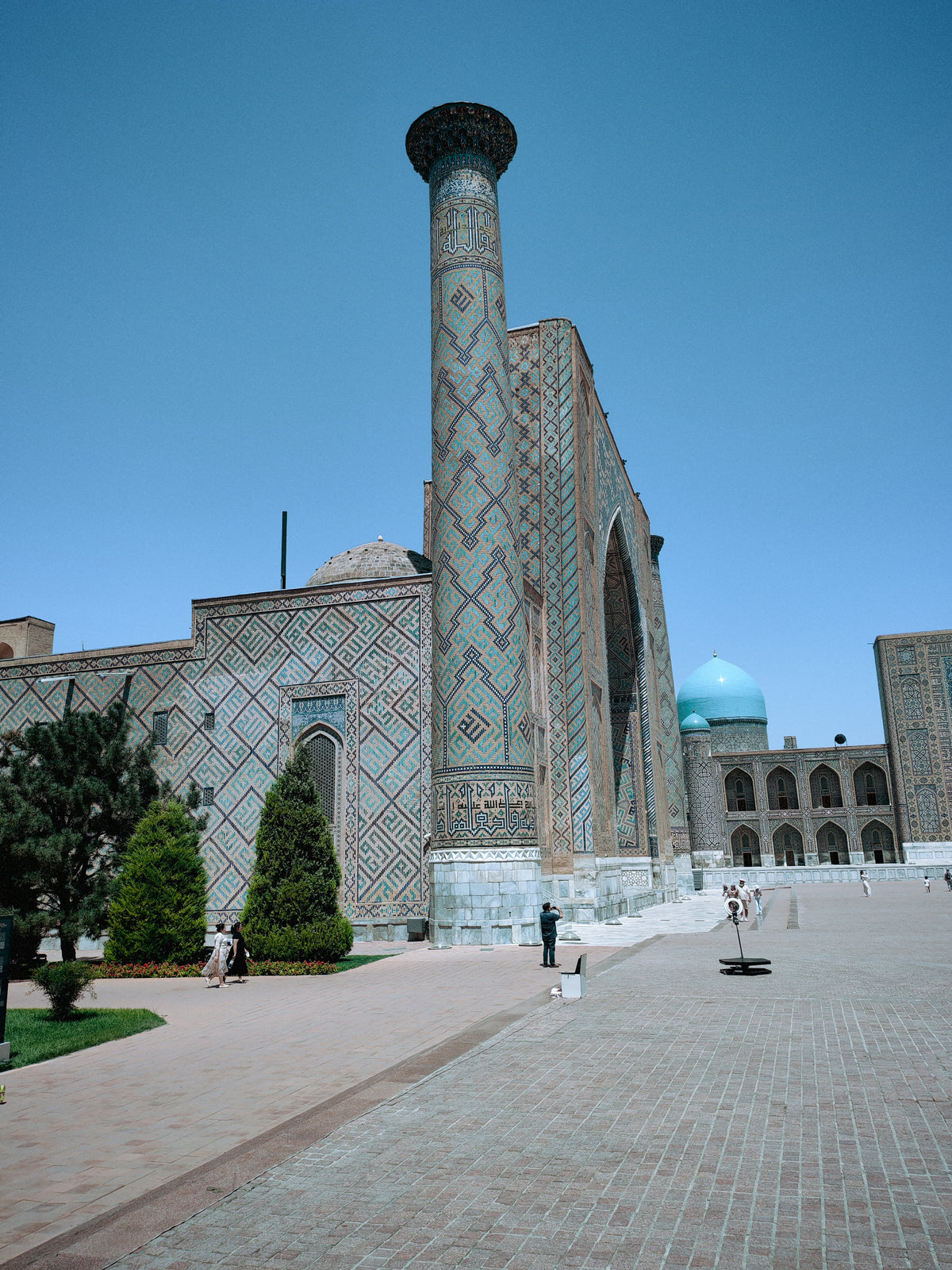 Csempézett minaret és kupola a Registan téren Szamarkandban.