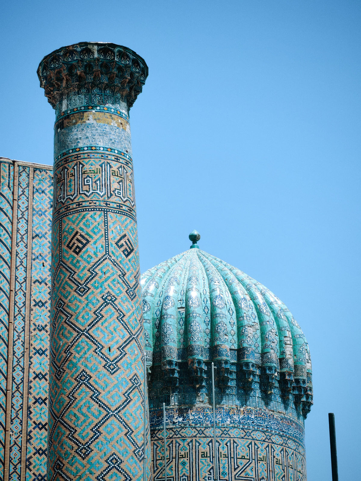 Kupola és csempézett minaret részlete a szamarkandi Registan téren.