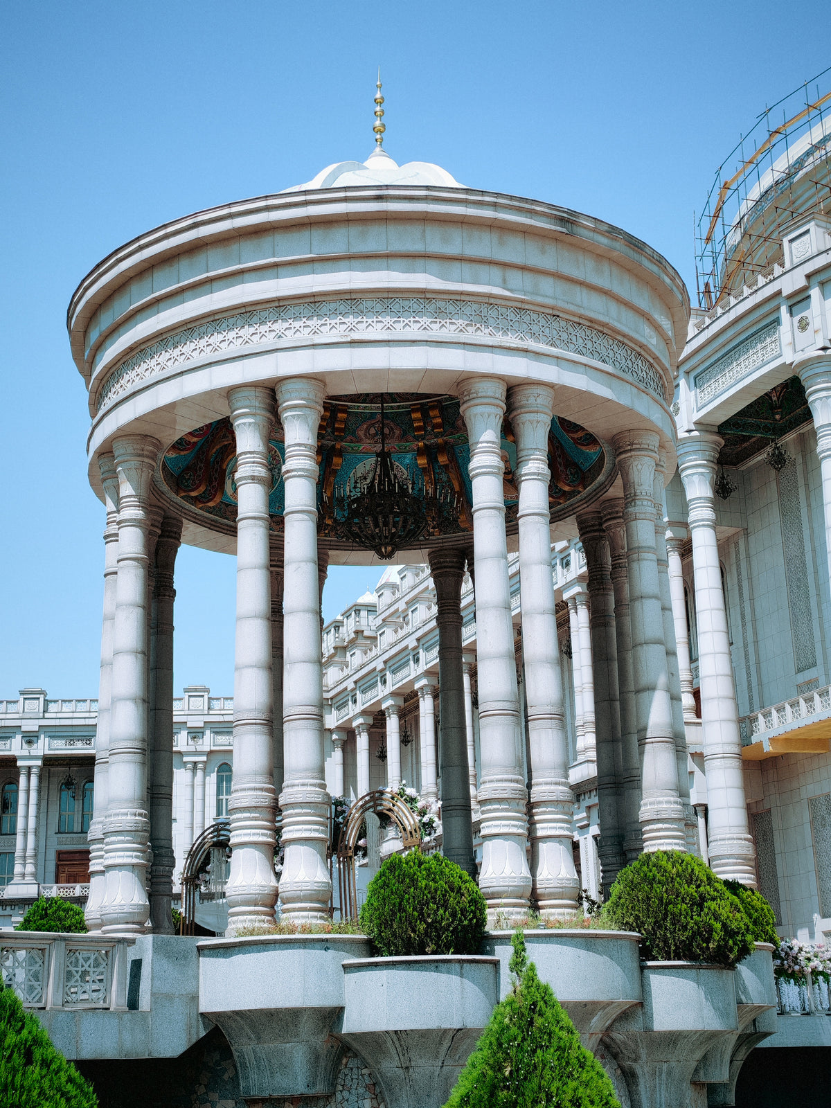Oszlopos pavilon egy monumentális középületnél Dusanbéban.