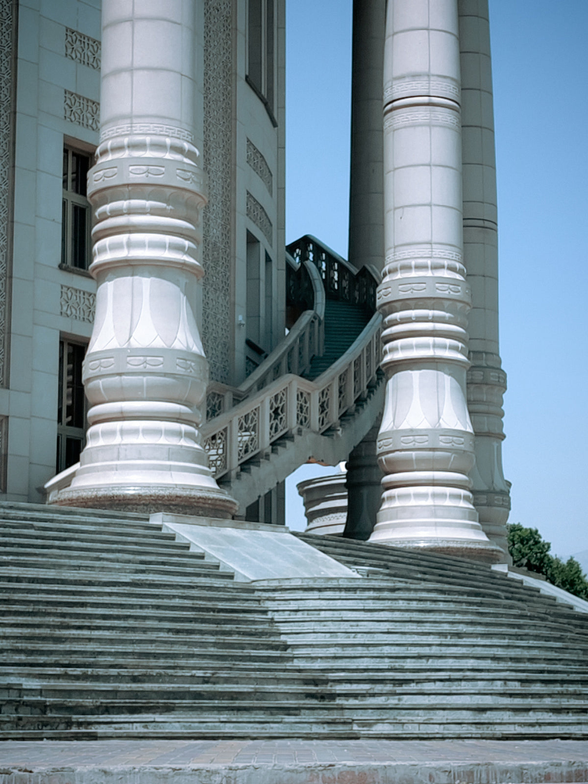 Monumentális lépcsősor és oszlopok egy dusanbei középületnél.