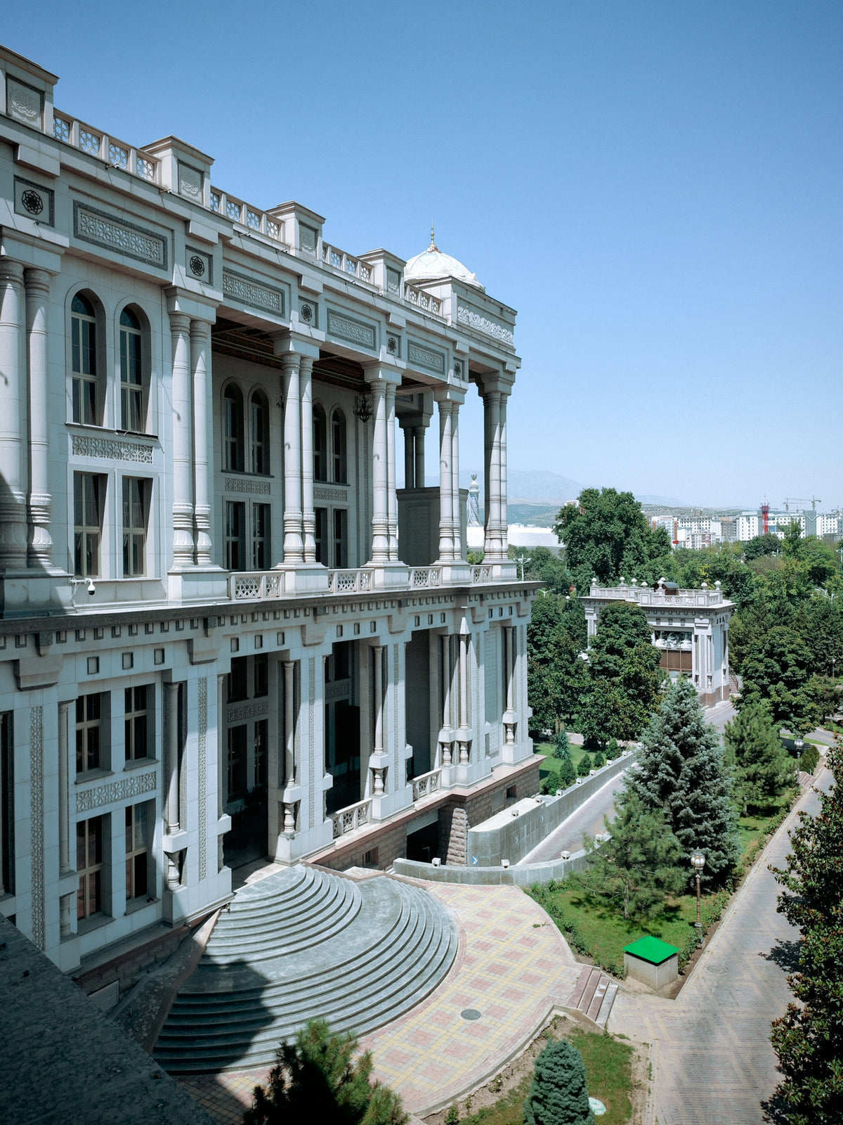 Monumentális fehér középület Dusanbéban.