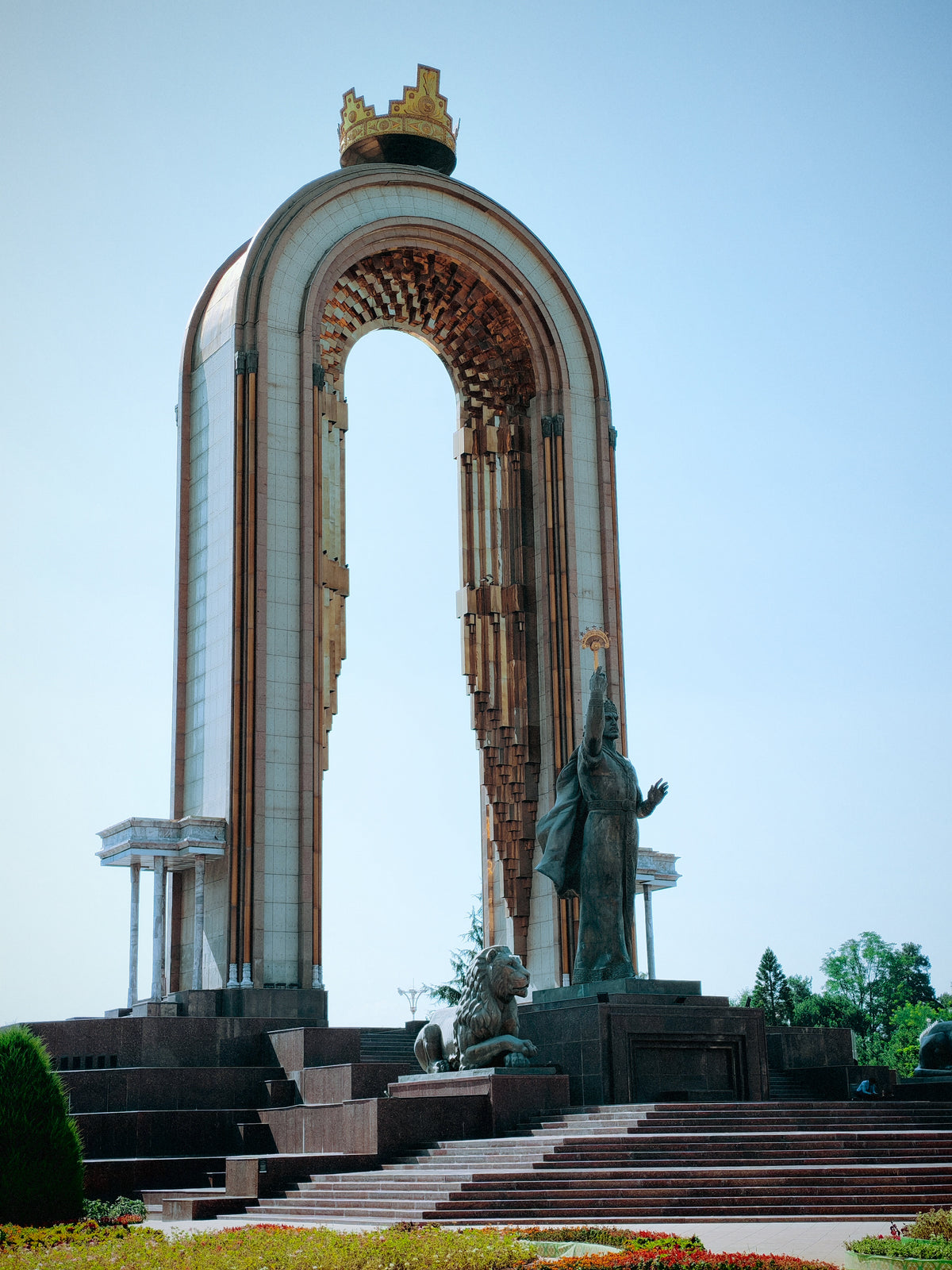 Az Ismoil Somoni-emlékmű monumentális íve Dusanbéban.