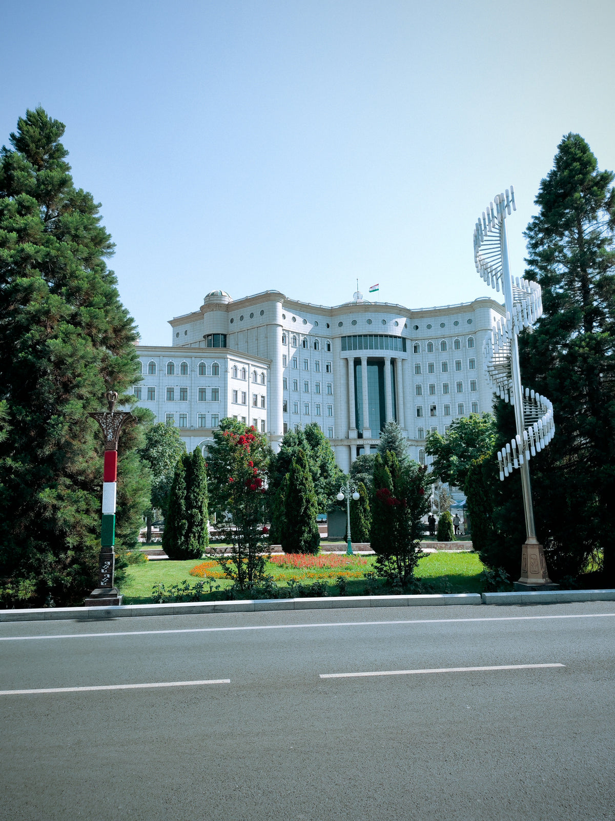 Monumentális középület és parkosított városi tér Dusanbéban.