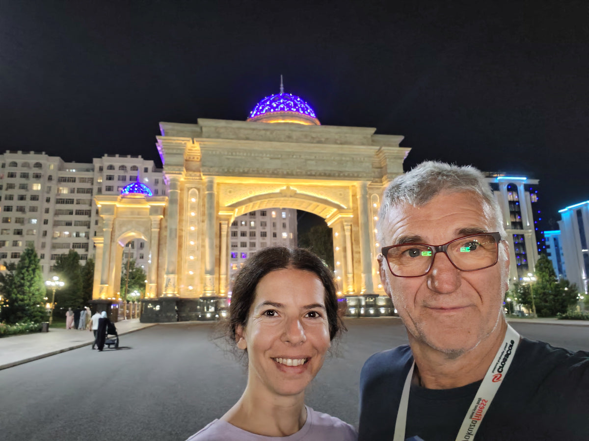 Szandi és Laci egy kivilágított monumentális épület előtt Dusanbéban.