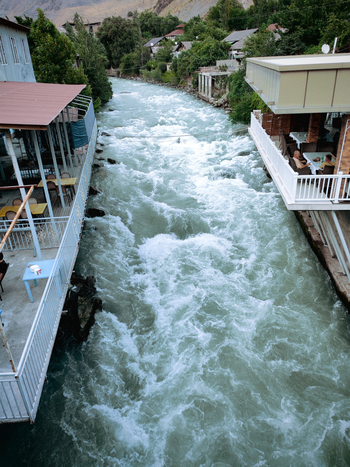Gyors sodrású Pyandzh River hegyi folyó Kalaikhum térségében a Roma GuestHouse szállásunk mellett.