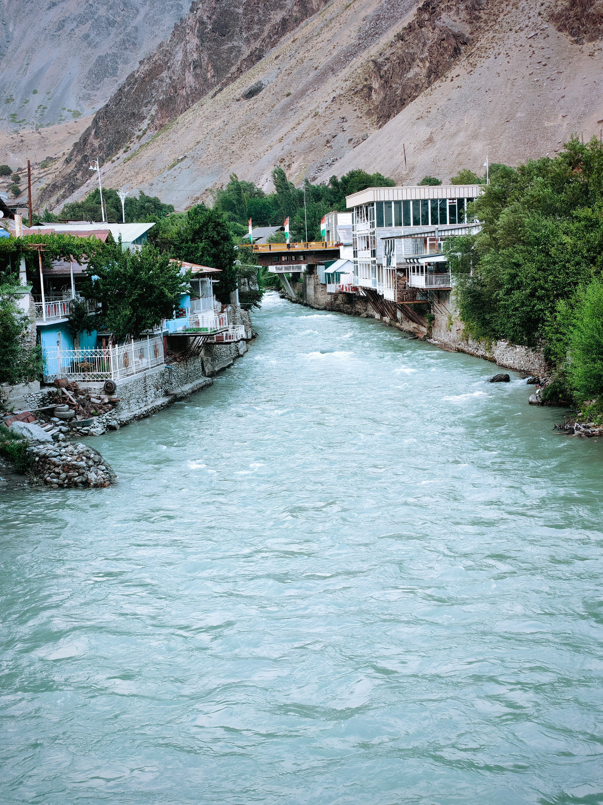 Hegyi folyó Kalaikhum települési környezetében. Pyandzh River Kalaikhum-nál.
