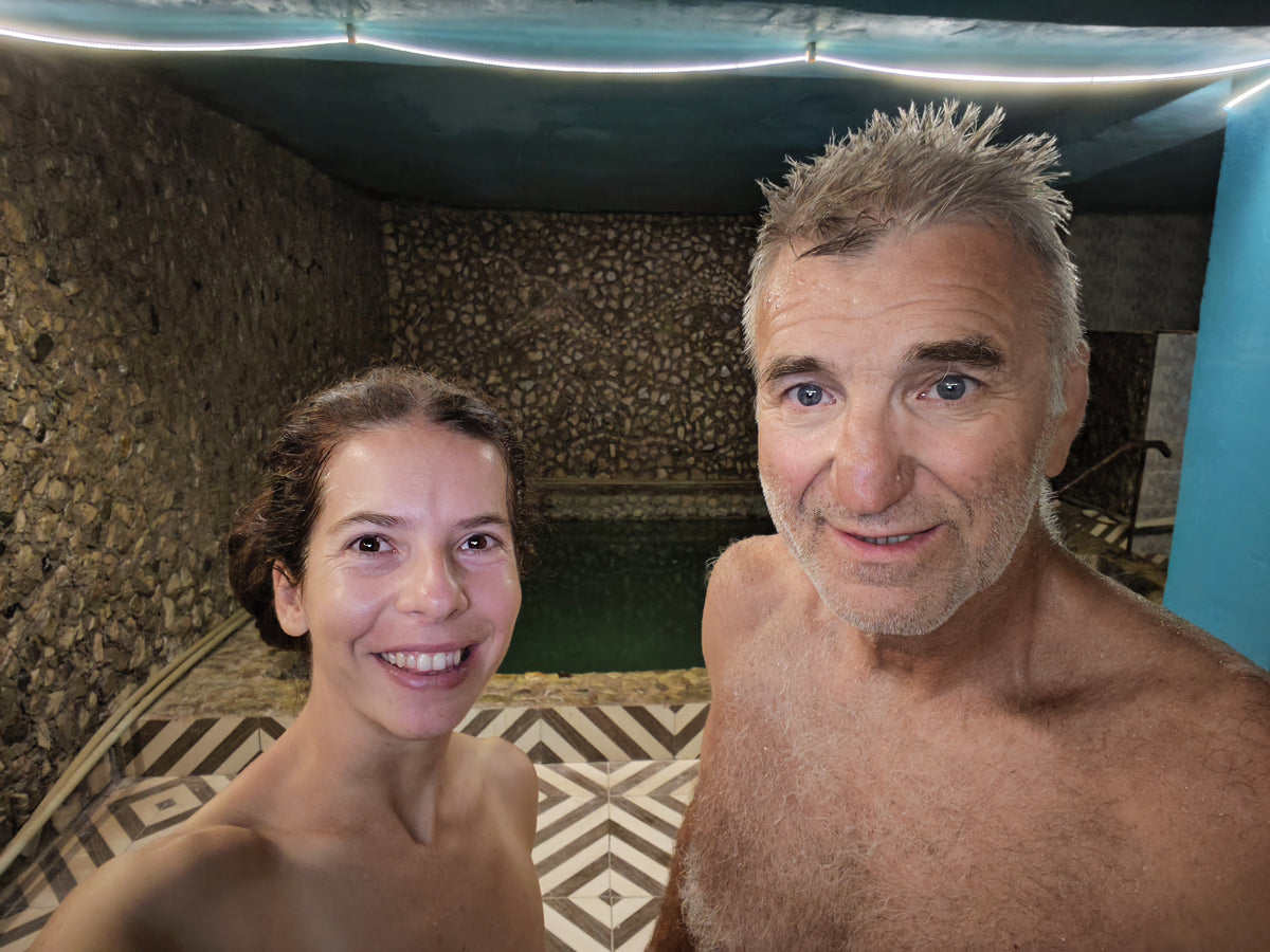 Szandi és Laci a Jelondy Hot Spring Spa and Hotel meleg vizes fürdőjében.