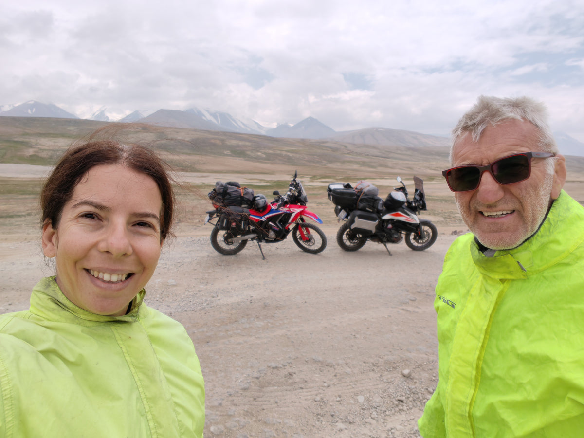 Szandi és Laci a motorokkal a Koi-Tezek hágó magashegyi fennsíkján.