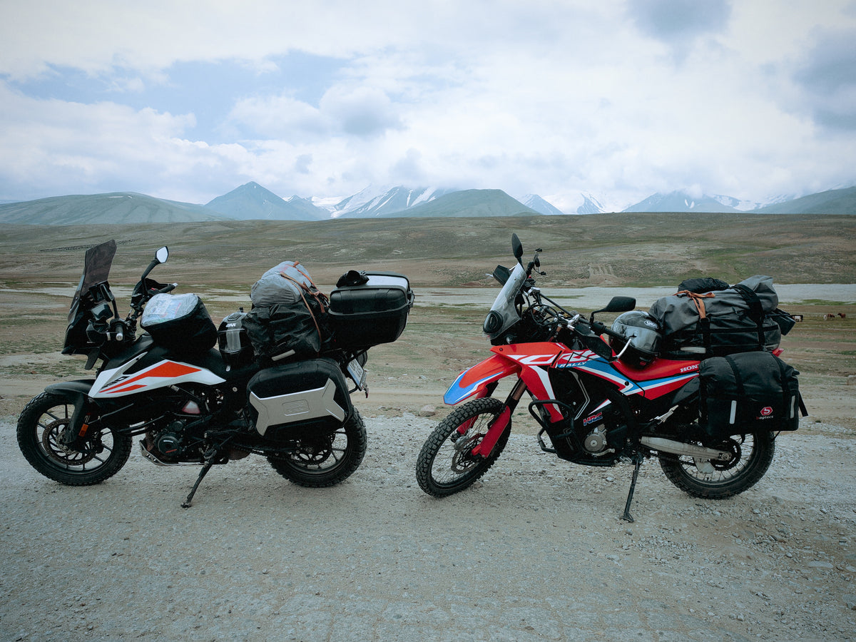 A Honda és a KTM a Koi-Tezek hágó kopár magashegyi tájában.