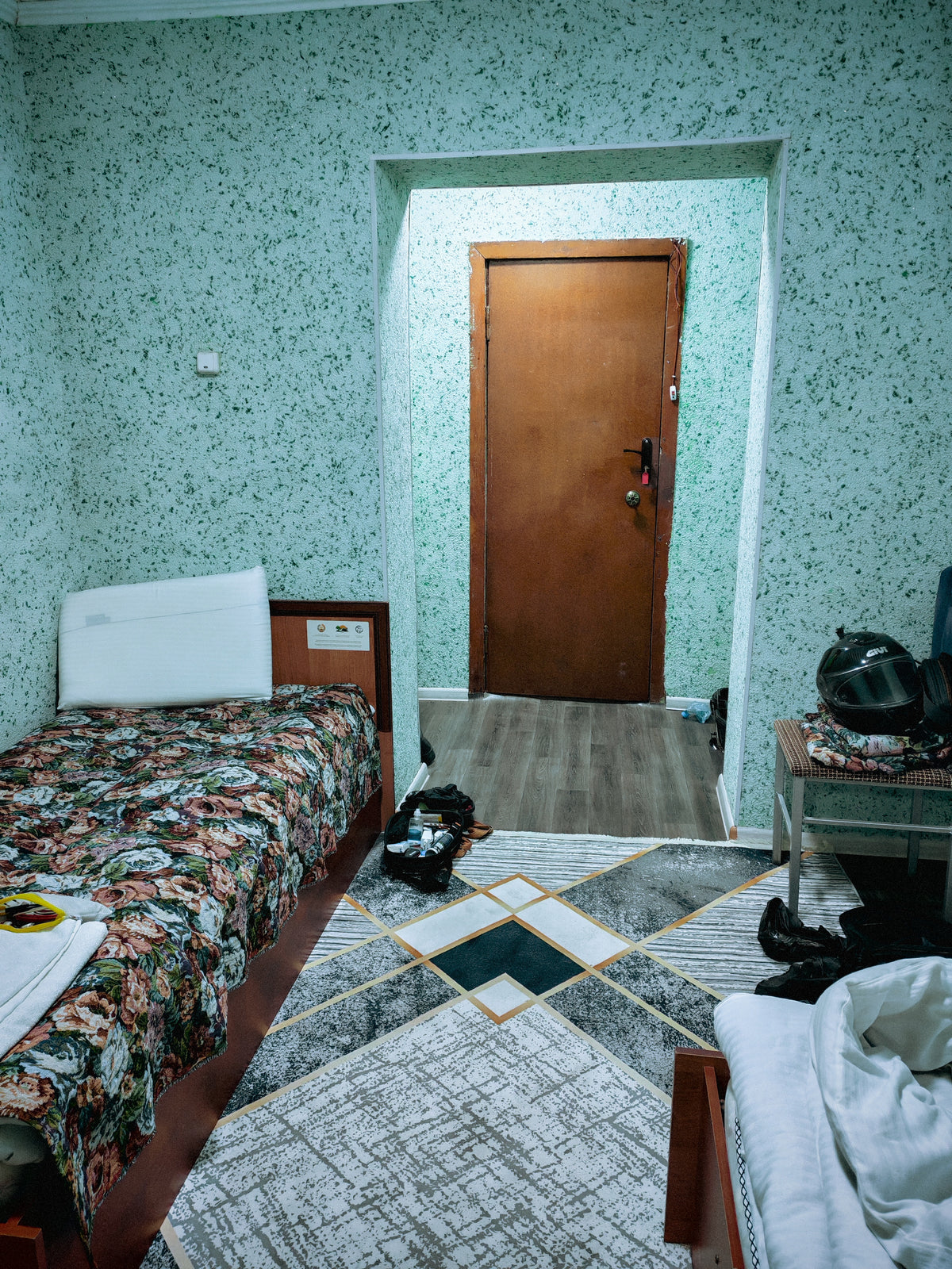 Egyszerű szoba a murghabi szálláson a magashegyi nap végén.