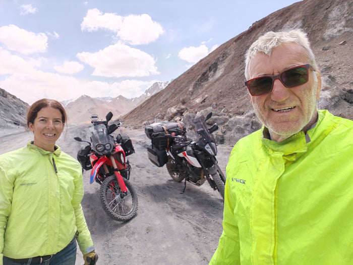 Szandi és Laci a motorokkal az Ak-Baital-hágón, 4655 méteres magasságban.
