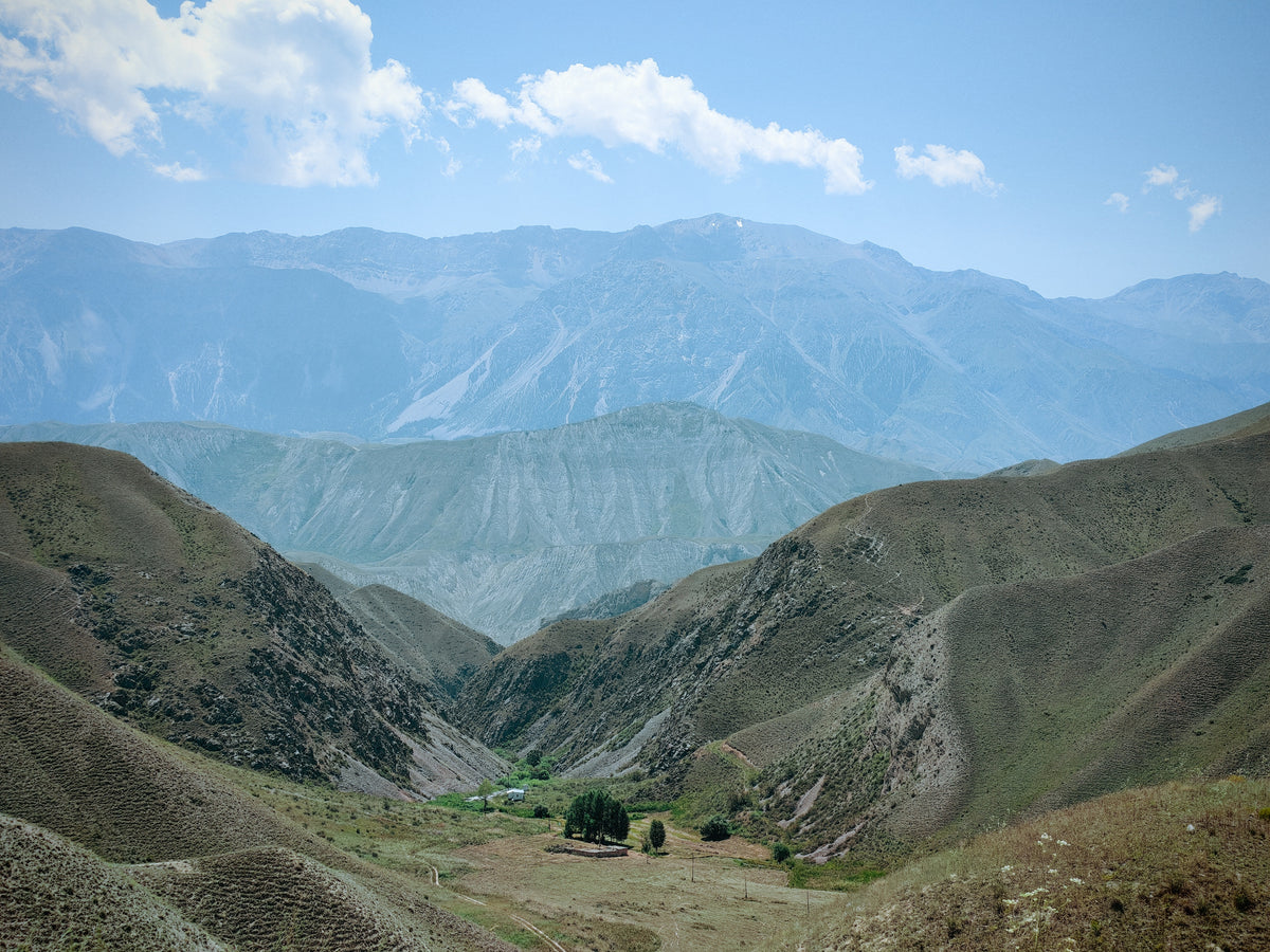 Széles hegyi panoráma az Alay térségében Kirgizisztánban.