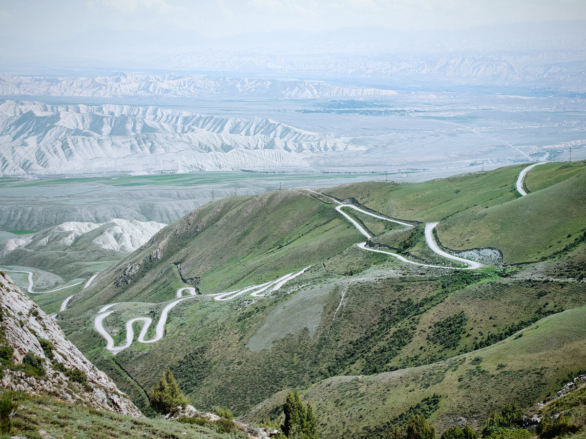Panoráma a Taldyk-hágó kanyargó szerpentinjeire.
