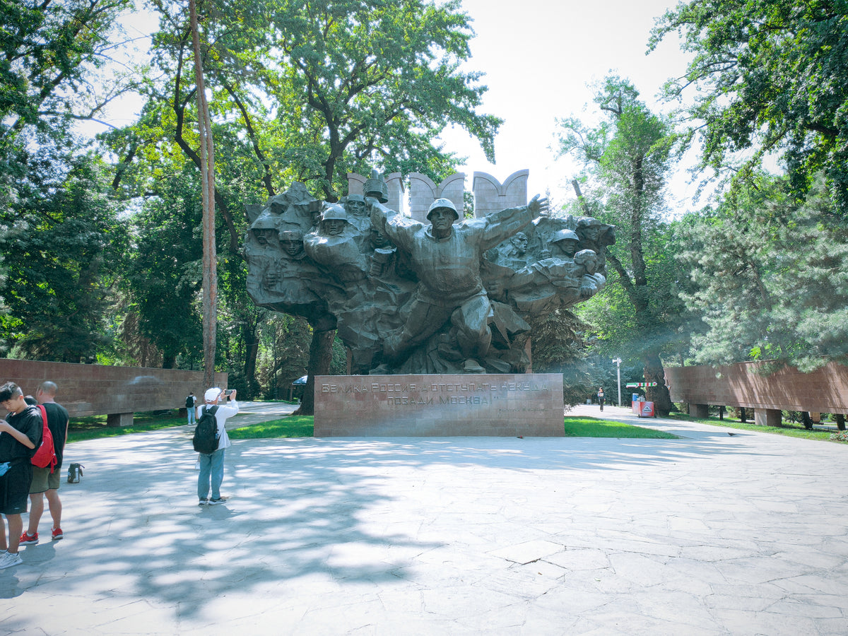 A háborús emlékmű monumentális szoborcsoportja az almatyi Panfilov Parkban.