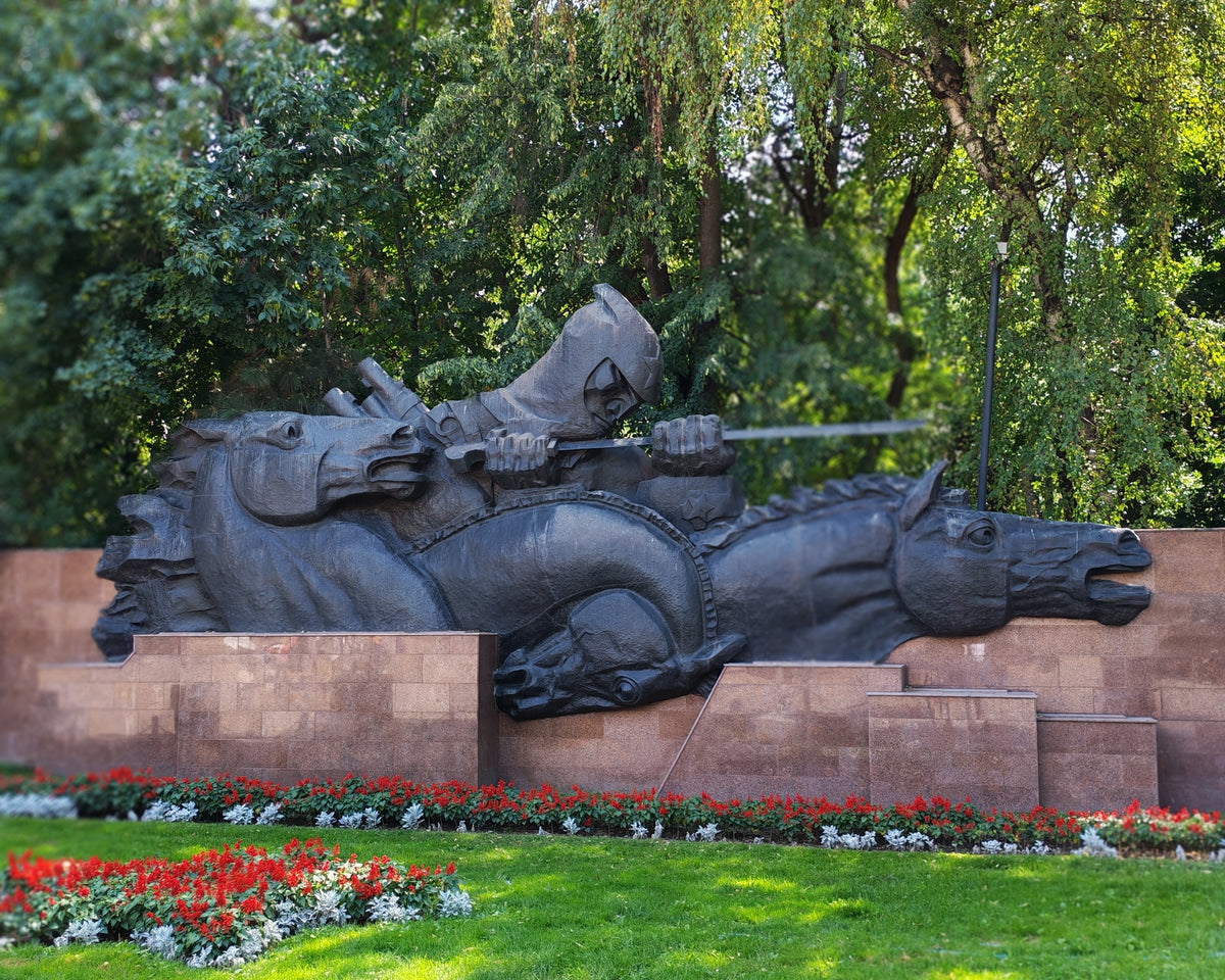 A Panfilov Park háborús emlékművének fekvő alakokat ábrázoló domborműve Almatyban.
