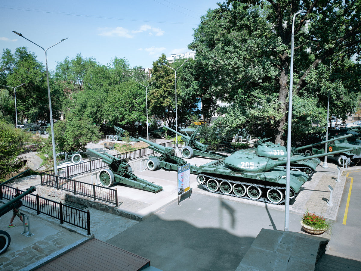 Kiállított haditechnikai eszközök az almatyi Panfilov Park emlékterületén.