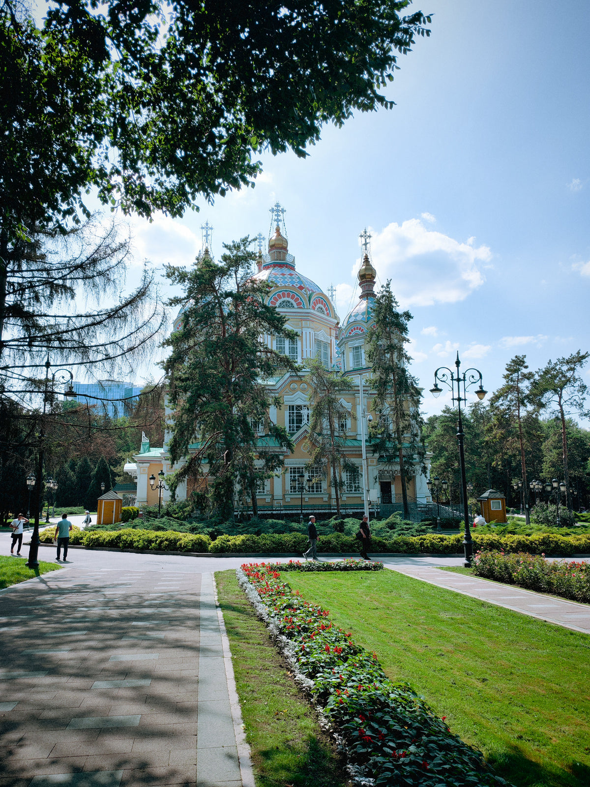 A Zenkov-székesegyház a Panfilov Park fái és virágágyásai között Almatyban.