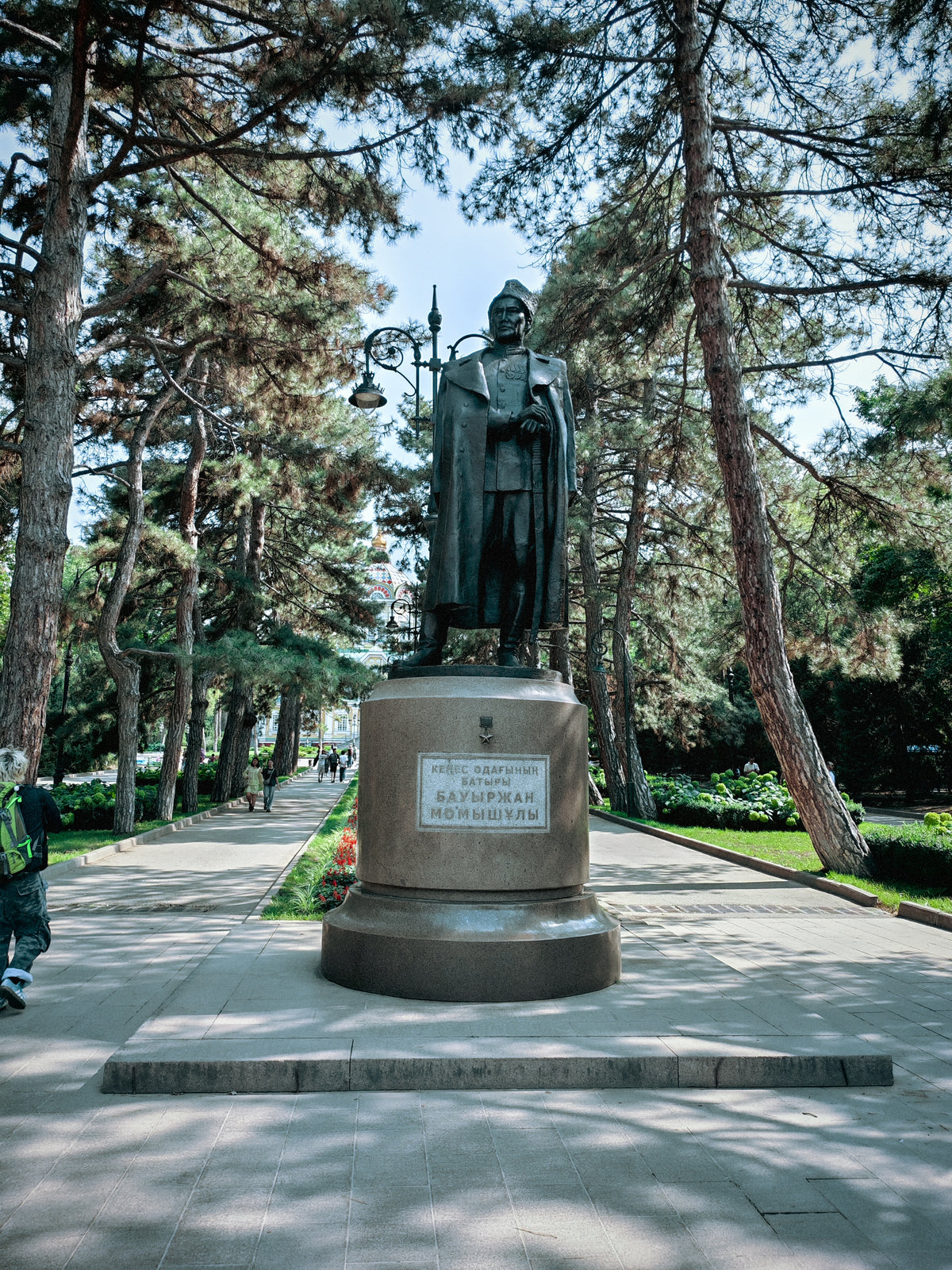 Emlékszobor az almatyi Panfilov Park fái között.