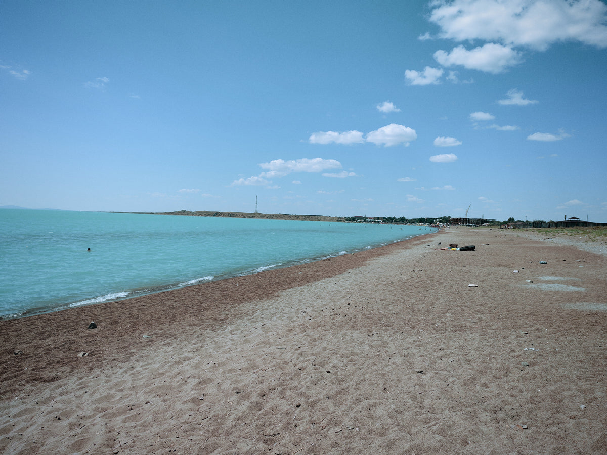 A Balkhash-tó hosszú, lapos homokos partja.