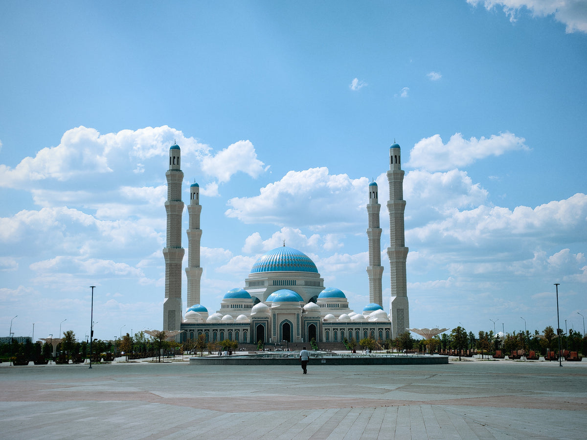 A Hazret Sultan mecset főhomlokzata és négy minaretje Asztanában.
