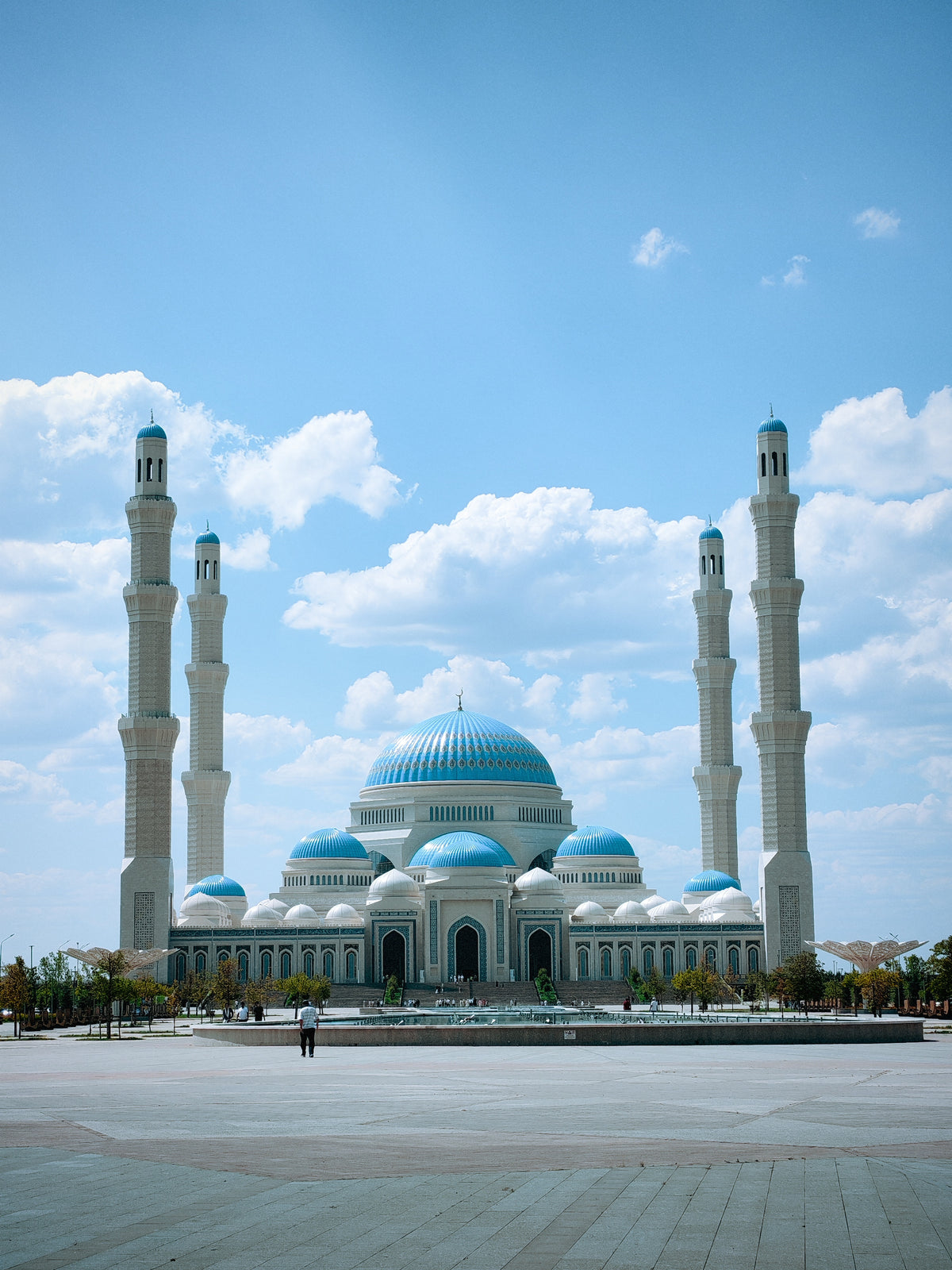 A Hazret Sultan mecset kék kupolái és minaretjei Asztanában.