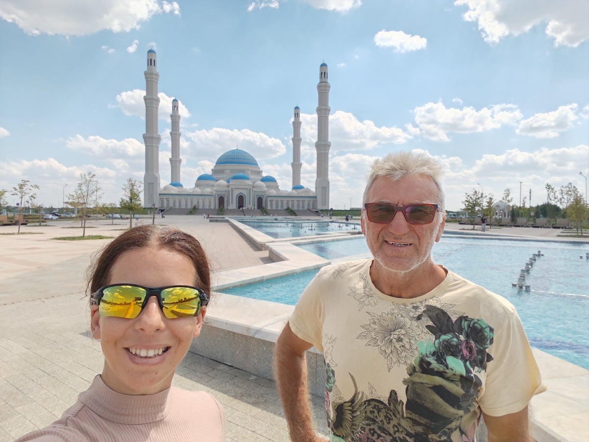 Szandi és Laci a Hazret Sultan mecset előtt Asztanában.