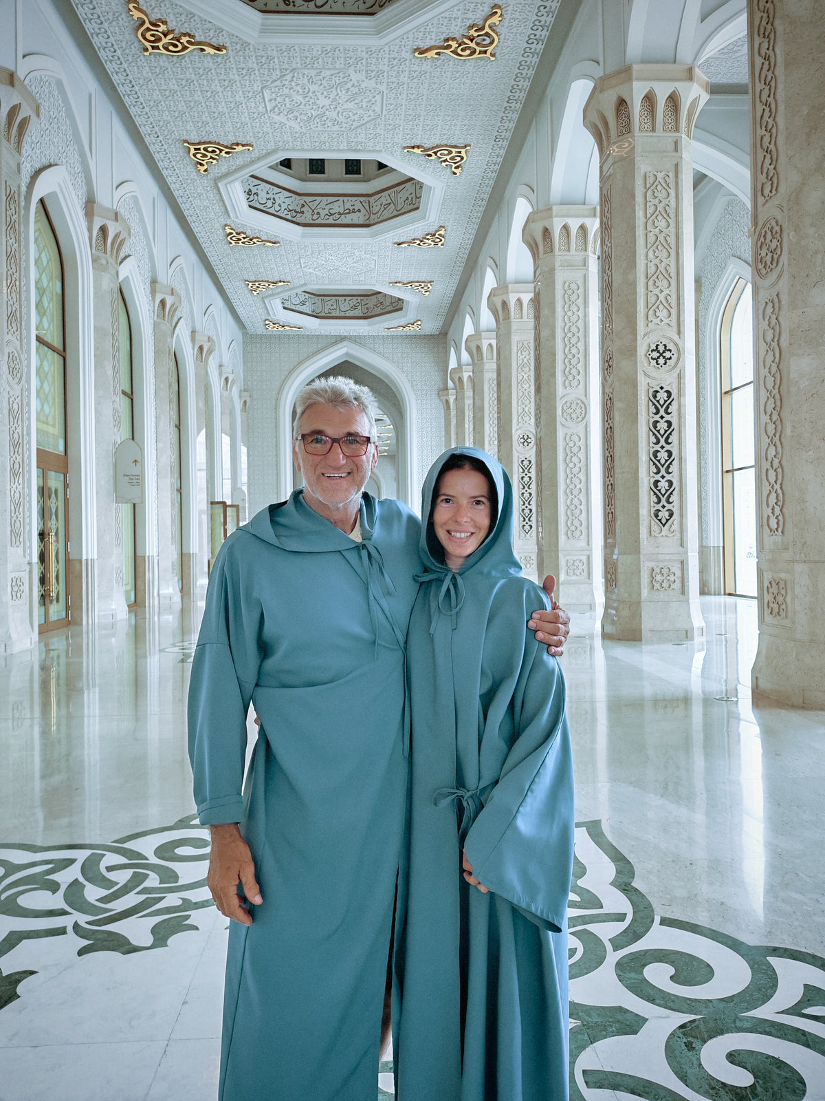 Szandi és Laci a Hazret Sultan mecset világos, díszes belső terében Asztanában.