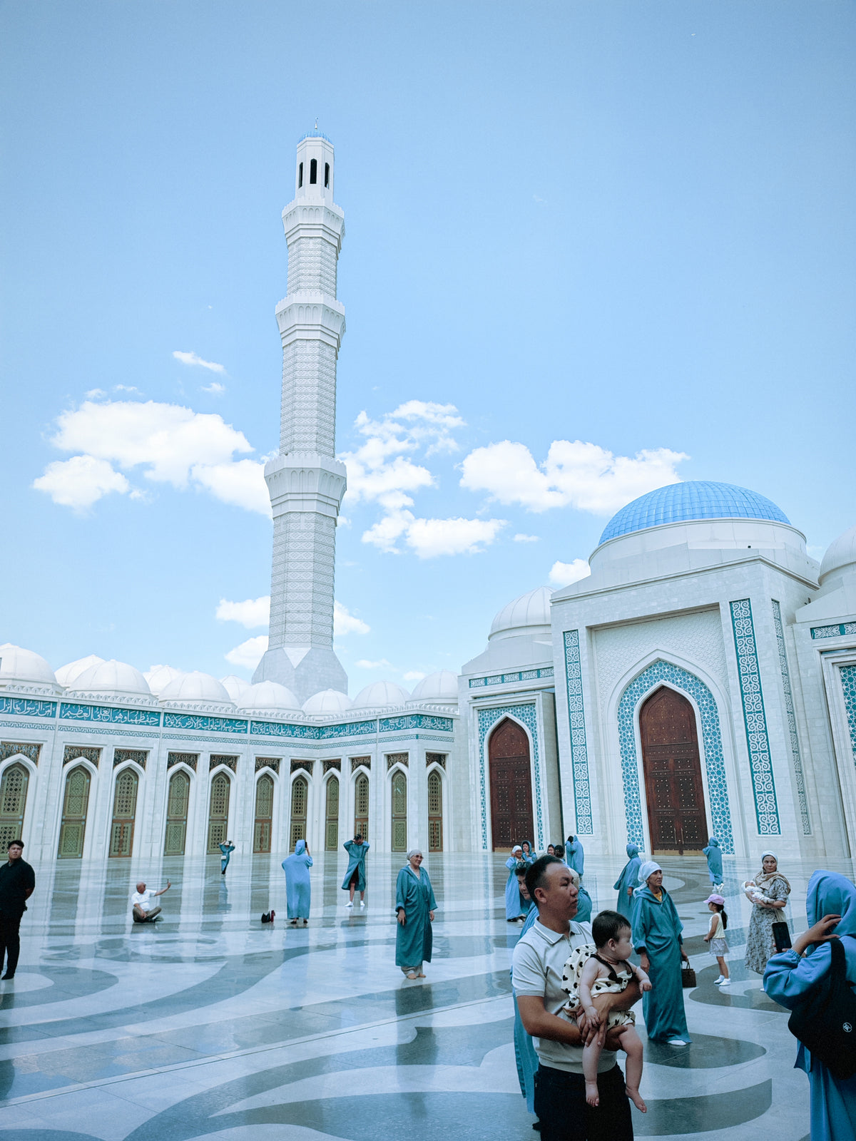 A Hazret Sultan mecset udvara, kupolái és egyik minaretje Asztanában.