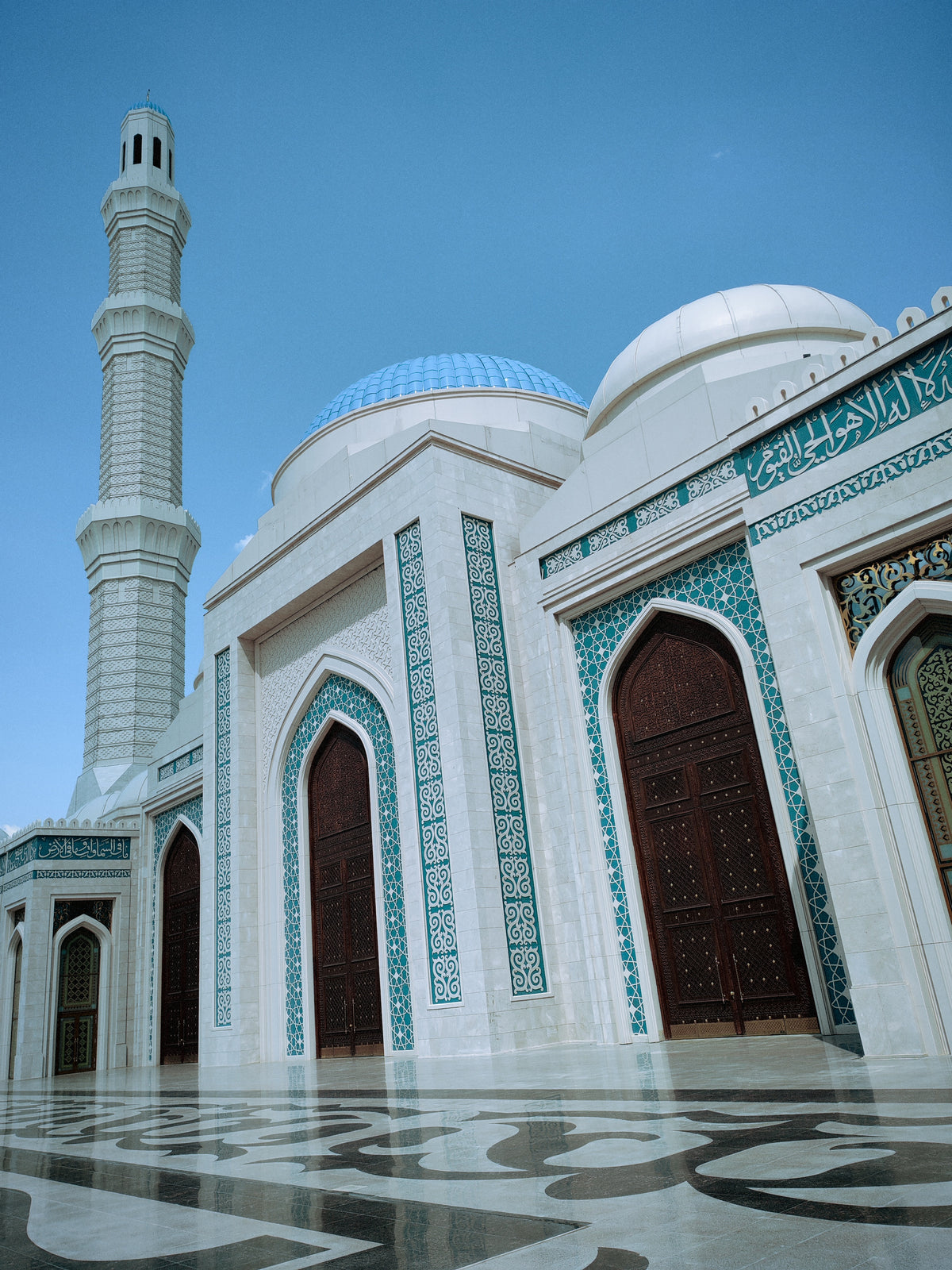 A Hazret Sultan mecset homlokzata és minaretje az udvar felől Asztanában.