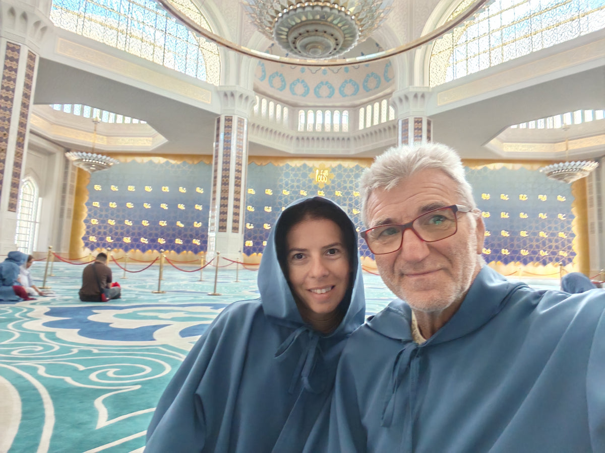 Szandi és Laci a Hazret Sultan mecset imatermében.
