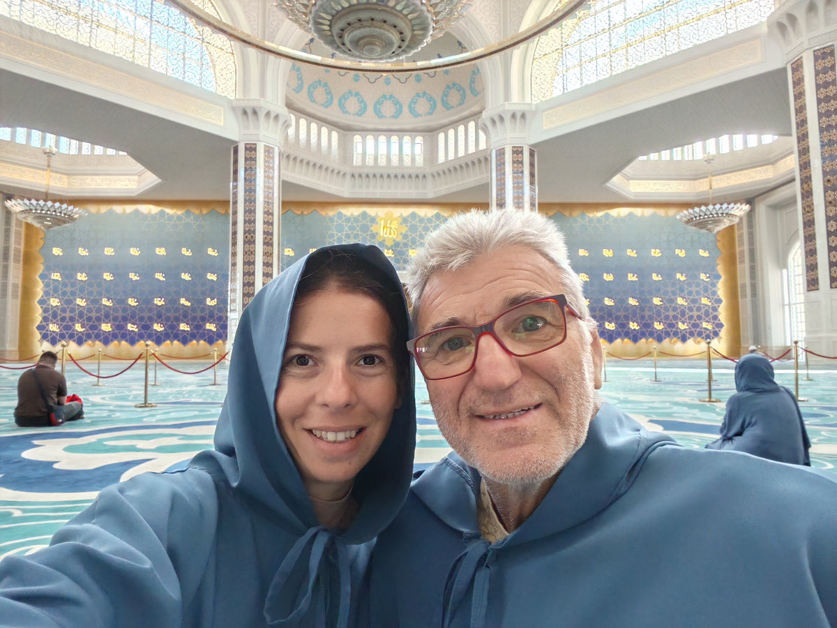 Szandi és Laci közös szelfije a Hazret Sultan mecset imatermében.