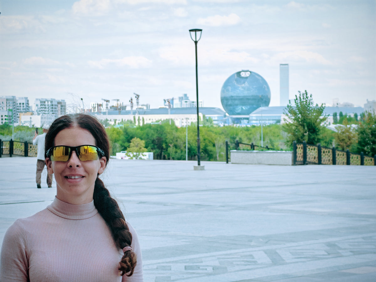 Szandi Asztanában, a távolban a Nur Alem EXPO-gömbbel.