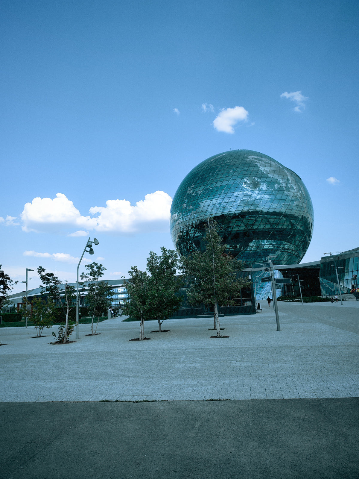 A Nur Alem futurisztikus üveggömbje az asztanai EXPO területén.