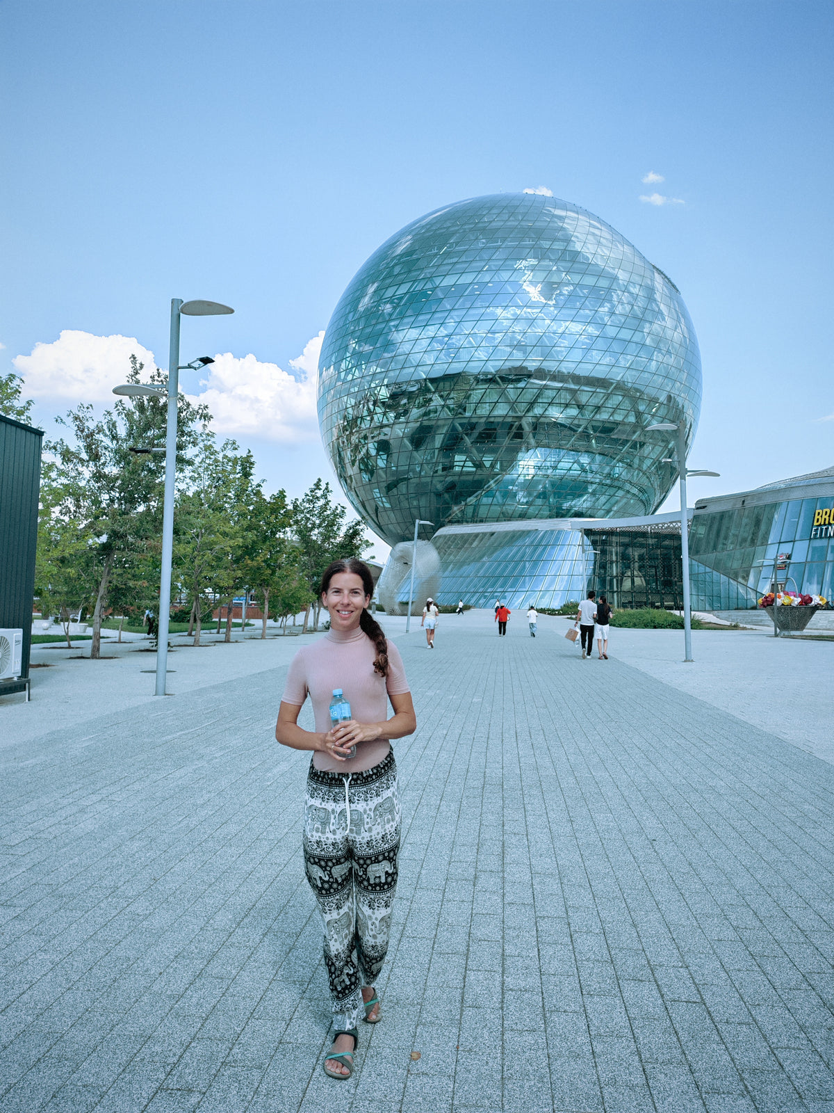 Szandi a Nur Alem EXPO-gömb felé vezető sétányon Asztanában.