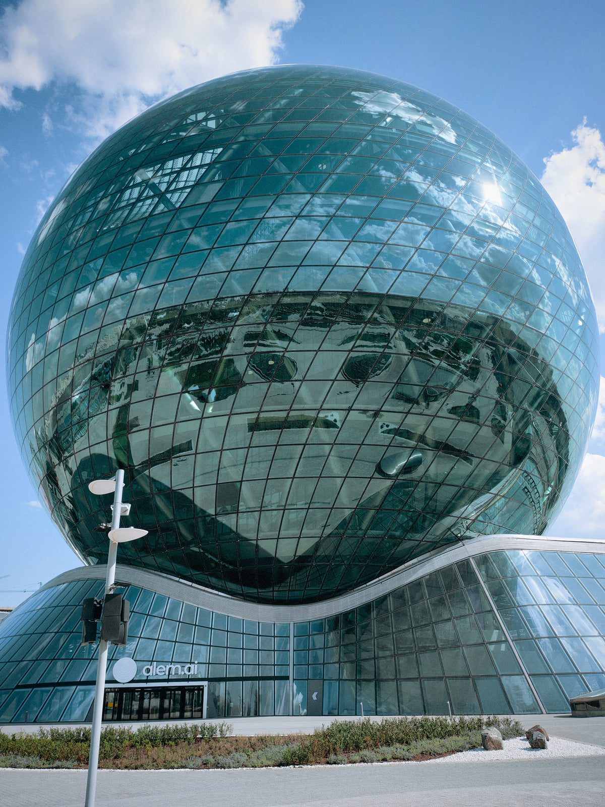 A Nur Alem üveggömb közelről az asztanai EXPO területén.