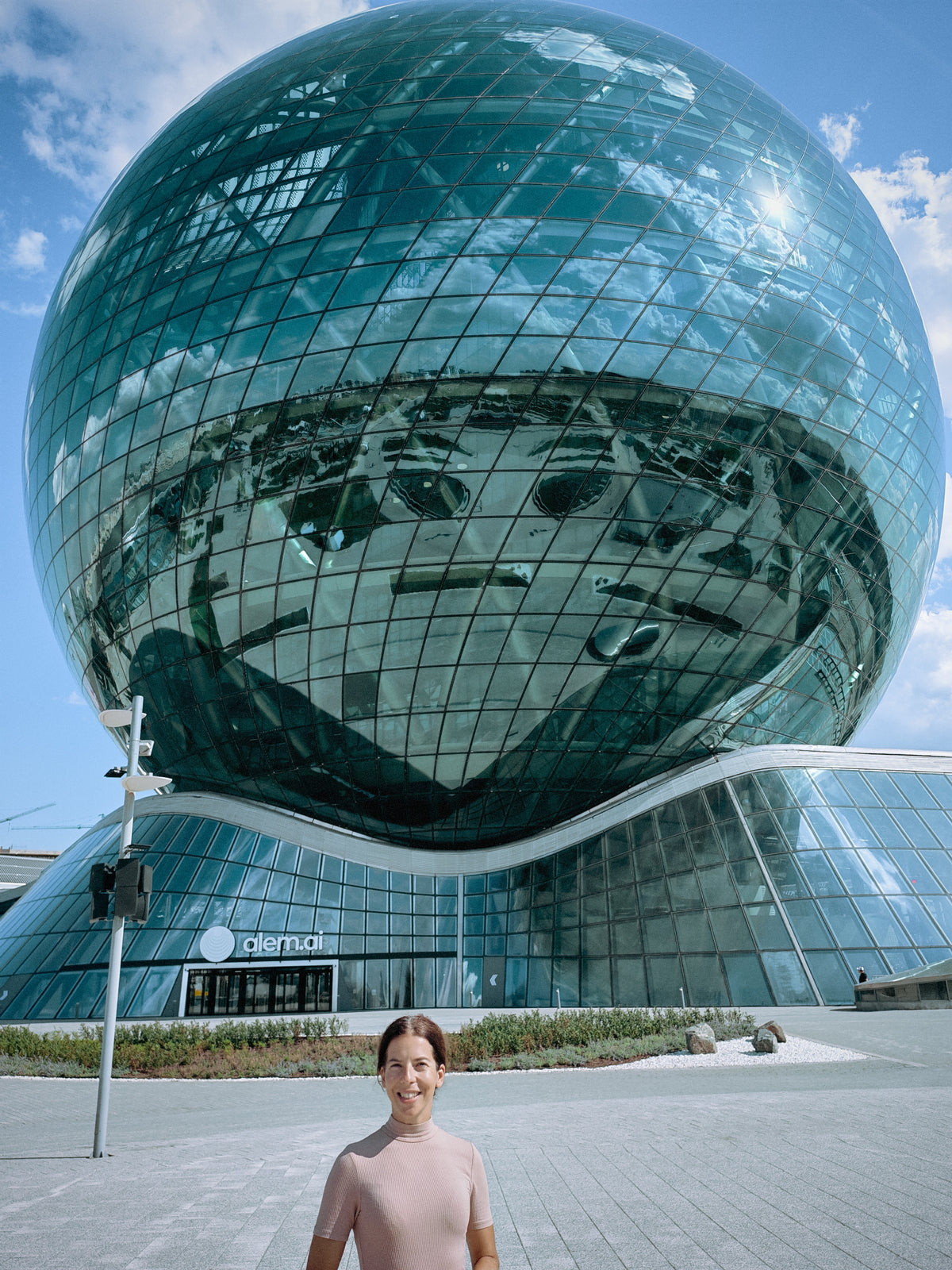 Szandi a Nur Alem EXPO-gömb előtt Asztanában.